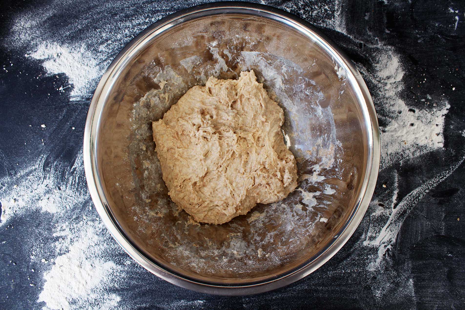 Wat is het ‘autolyse’ proces bij het bakken van zuurdesembrood?