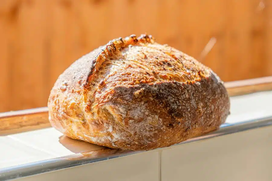 Brood gebakken met dit zuurdesembrood recept.